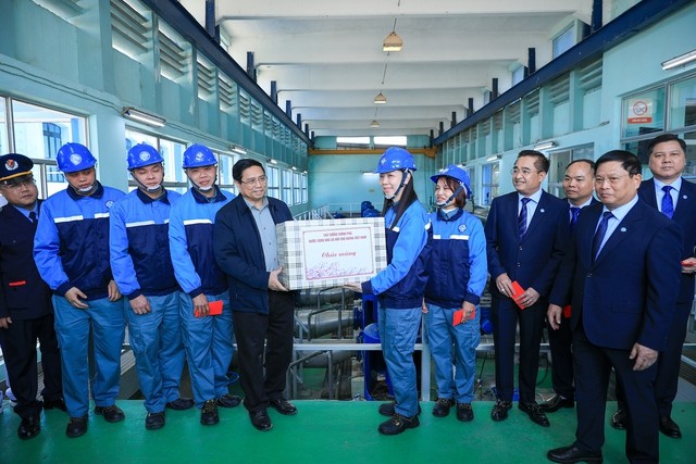 Thủ tướng thăm, tặng quà người lao động ở Hà Nội làm việc xuyên Tết