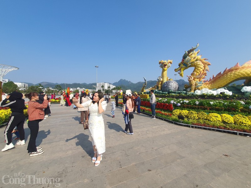 Chị Lê Khánh Linh (chung cư Sao Vàng, TP. Hoà Bình) cho biết, Tết năm nay khu vực quảng trường Hòa Bình được chính quyền trang trí rất đẹp với nhiều điểm nhấn, nhiều điểm “check in”