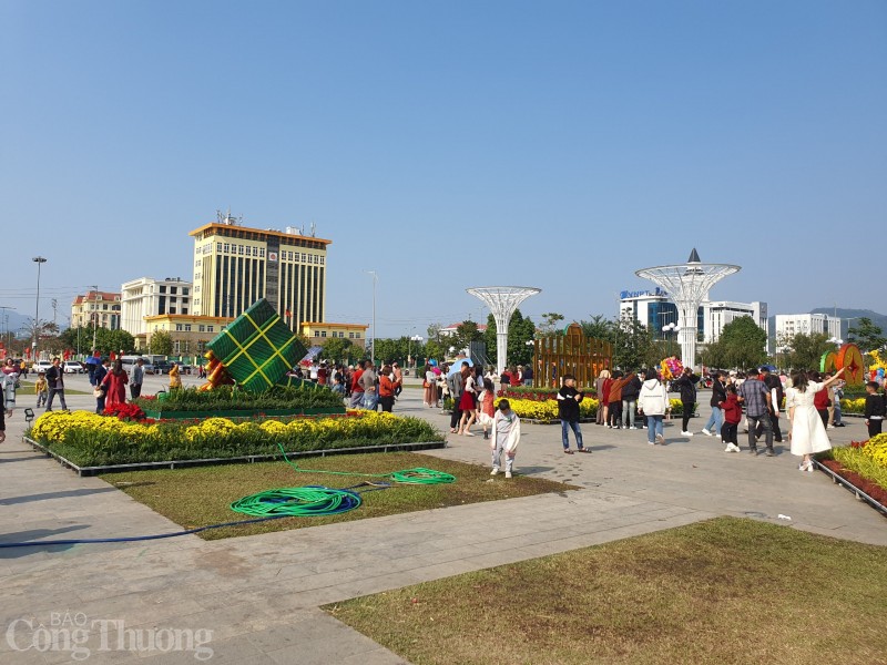 Khu vực trung tâm quảng trường Hòa Bình Tết năm nay với phong cảnh hấp dẫn, trang trí đẹp với biểu tượng trọng tâm là đôi rồng bắt mắt chào đón xuân mới được người dân lựa chọn nhiều trong các điểm vui Xuân đầu năm