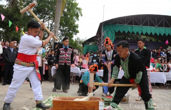 Điện Biên: Đông đảo bà con người Mông tham gia thi giã bánh giầy trong hội Xuân