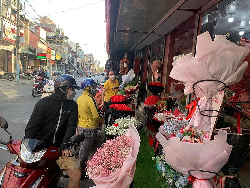 TP. Hồ Chí Minh: Trước ngày Valentine hoa hồng rớt giá, siêu thị khuyến mãi lớn