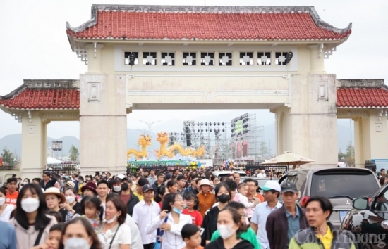 Bình Định: Hàng nghìn người nô nức trẩy hội Đống Đa