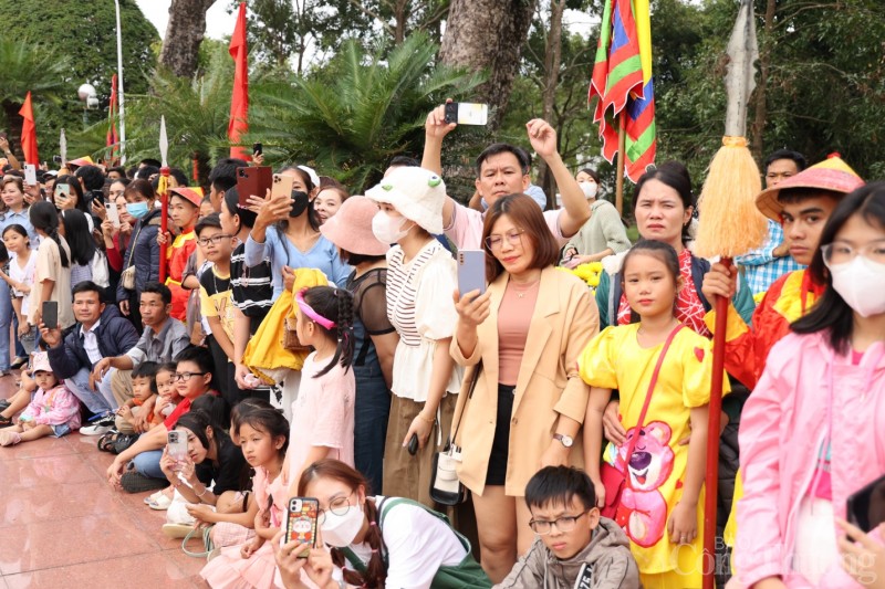 Bình Định: Hàng nghìn người dân khắp cả nước ùa về Lễ hội Đống Đa