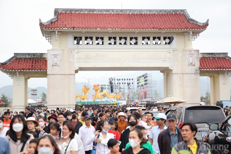 Bình Định: Hàng nghìn người dân khắp cả nước ùa về Lễ hội Đống Đa