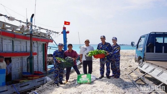 Đảo Sơn Ca (Trường Sa) hỗ trợ ngư dân lương thực, thực phẩm