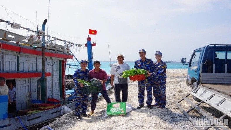 Cán bộ chiến sĩ đảo Sơn Ca hỗ trợ lương thực, thực phẩm, nhu yếu phẩm cho ngư dân tàu cá BĐ 97938 TS.