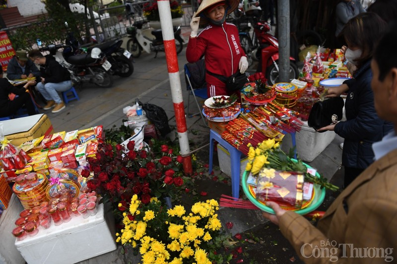 Hà Nội: Nam thanh nữ tú nườm nượp đi chùa Hà ngày Valentine