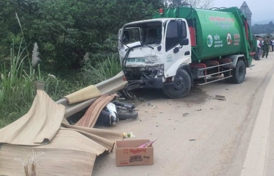 Lào Cai: Hai xe máy đi ngược chiều va chạm xe chở rác trên cao tốc, 4 người tử vong