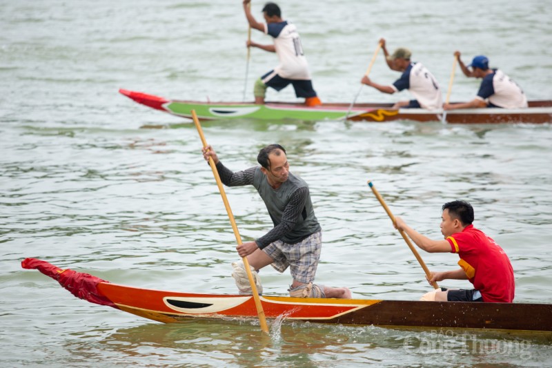 Quảng Nam: Hàng nghìn người xem lễ hội đua thuyền đầu Xuân Giáp Thìn