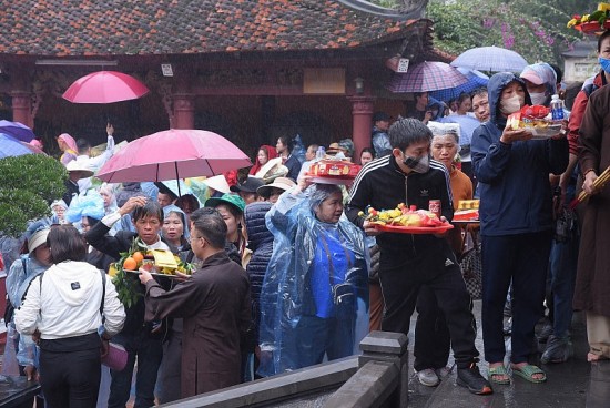 Dòng người đội mưa đổ về chùa Hương ngày khai hội