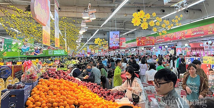 Người tiêu dùng mua sắm tại siêu thị BigC