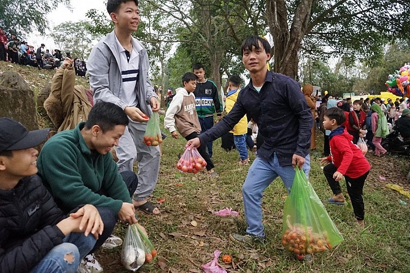Thanh Hóa: Độc đáo phiên chợ ném cà chua vào người lấy may đầu năm