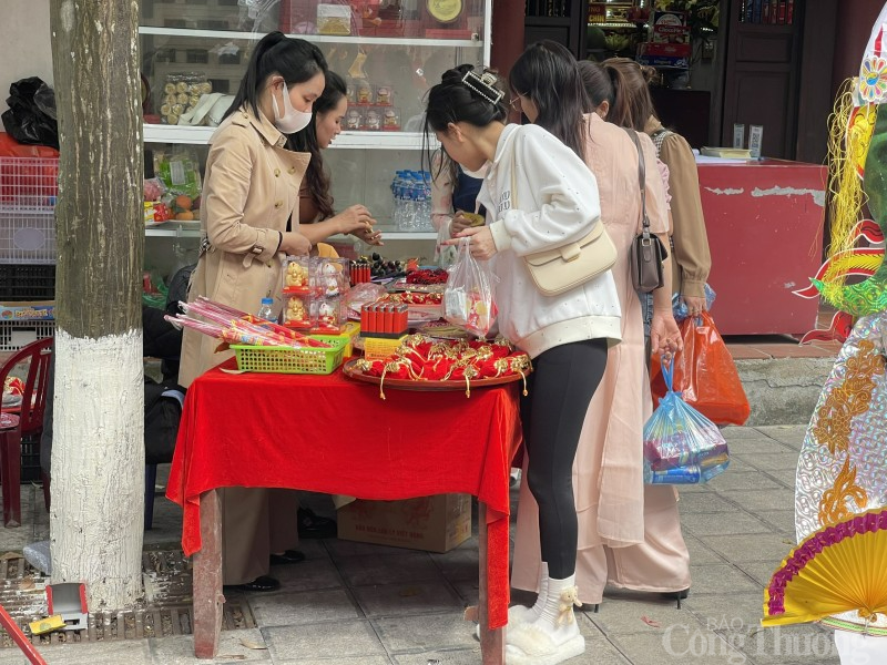Vì sao du khách đổ về Đền Thượng Lào Cai những ngày đầu năm mới?