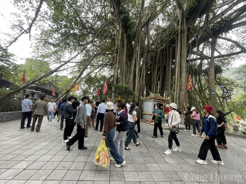 Vì sao du khách đổ về Đền Thượng Lào Cai những ngày đầu năm mới?