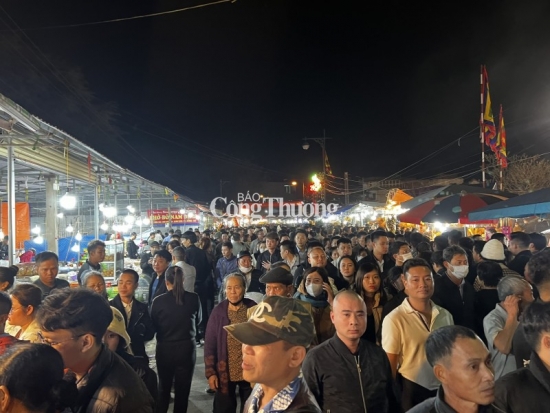 Nam Định: Biển người đổ về chợ Viềng và Phủ Dầy trong đêm