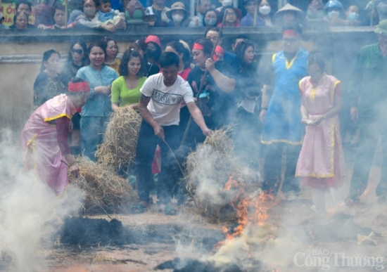 Hà Nội: Cả làng đốt rơm thi thổi cơm giữa trưa