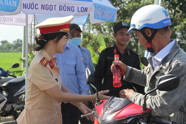 Bình Định: CSGT “đội nắng” đồng hành cùng người dân trở lại làm việc sau Tết Nguyên đán