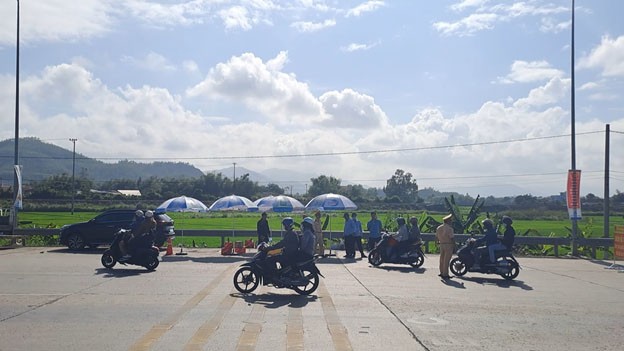 Bình Định: CSGT “đội nắng” đồng hành cùng người dân trở lại làm việc sau Tết Nguyên đán