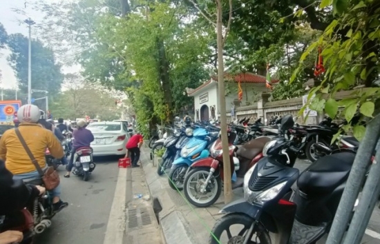 Hà Nội: Tự ý nâng giá vé, chặt chém du khách, nhiều bãi xe trái phép bị xử phạt
