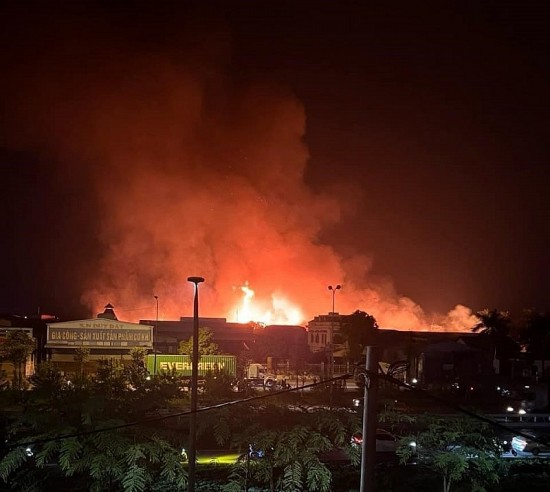 Hải Dương: Cháy lớn tại một công ty đang bị đình chỉ hoạt động