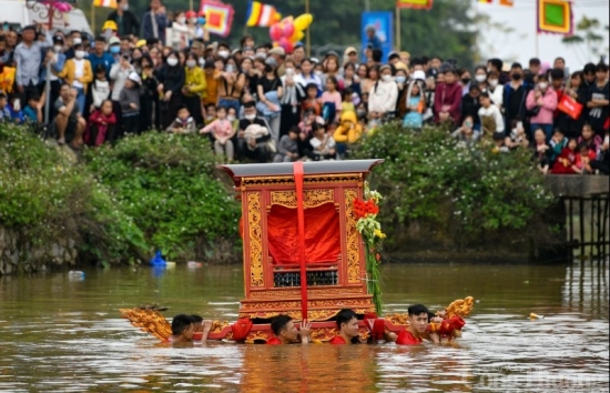 Thái Bình: Về lễ hội chùa Phượng Vũ xem kiệu "bay" qua sông, quay dưới giếng