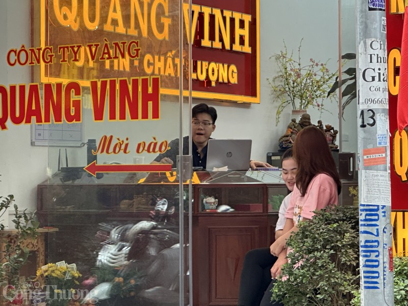 Hà Nội: Các thương hiệu vàng lớn nhộn nhịp, đông nghẹt ngày vía Thần Tài