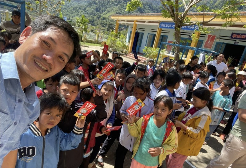 Huyện Nam Trà My, Quảng Nam: Gần 10.000 học sinh miền núi nhận lì xì trong buổi chào cờ đầu năm mới
