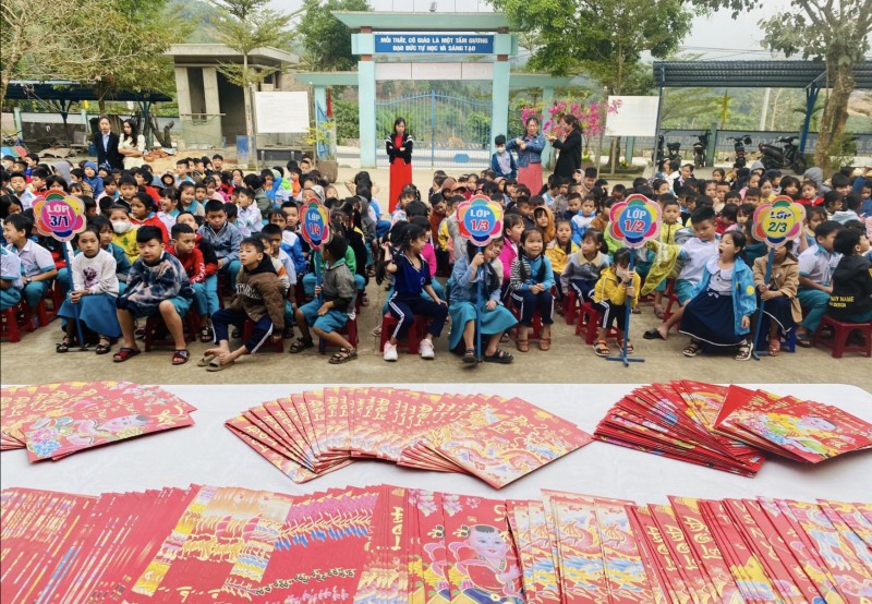 Huyện Nam Trà My, Quảng Nam: Gần 10.000 học sinh miền núi nhận lì xì trong buổi chào cờ đầu năm mới