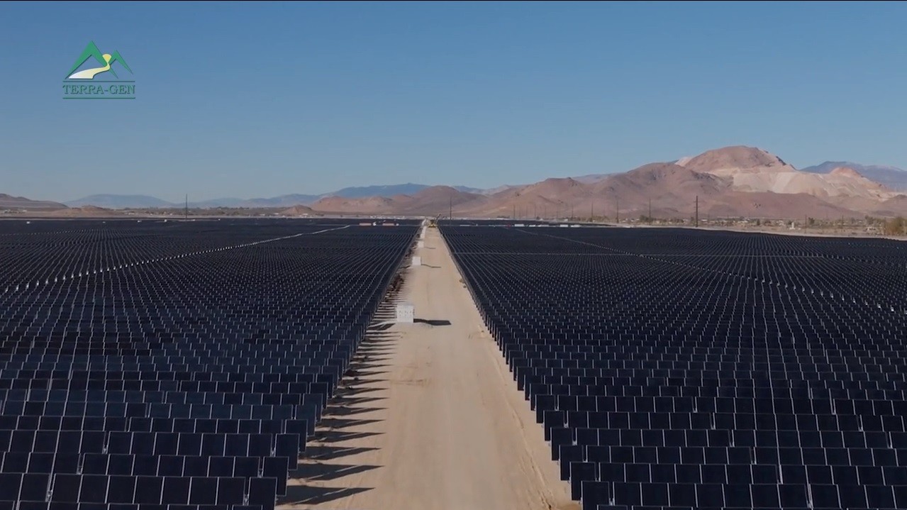 Cận cảnh trang trại điện mặt trời, lưu trữ điện bằng pin lớn nhất thế giới đi vào hoạt động
