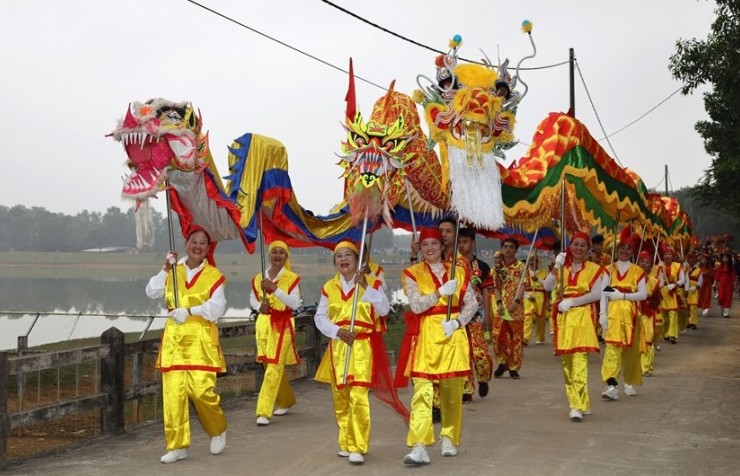 Ninh Bình: Hàng nghìn du khách về với lễ hội truyền thống động Hoa Lư