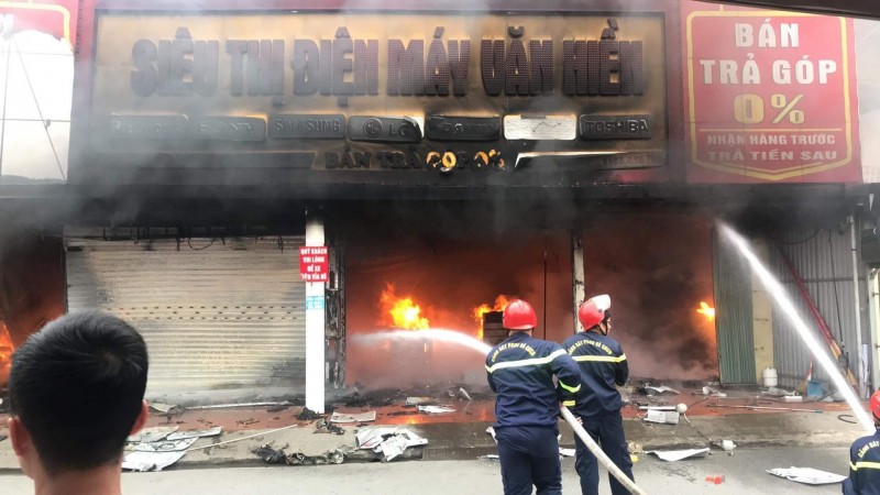 Hải Phòng: Xảy ra cháy lớn tại một siêu thị điện máy xã Tú Sơn