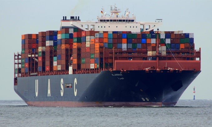 Doanh thu kênh đào Suez giảm mạnh; EU thành lập lực lượng bảo vệ tàu hàng ở Biển Đỏ