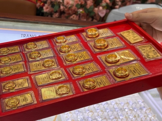 Giá vàng trong nước giằng co, vàng nhẫn tăng nhẹ lên 69,82 triệu đồng/lượng
