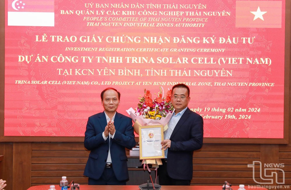 Lãnh đạo Ban Quản lý các khu công nghiệp tỉnh trao giấy chứng nhận đăng ký đầu tư cho đại diện Công ty TNHH Trina Solar Cell. Ảnh baothainguyen