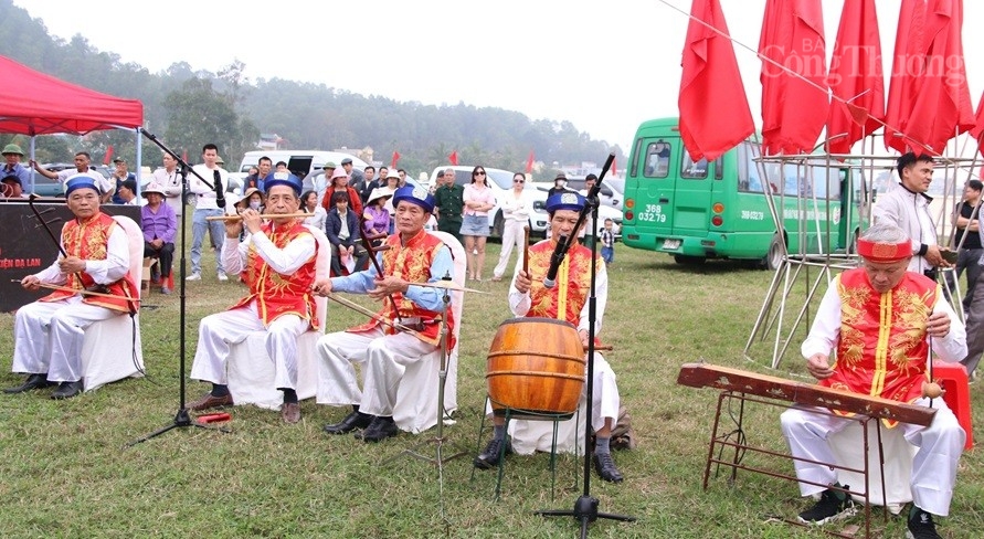 Thanh Hóa: Múa đèn xếp chữ và hát chèo chải cổ đón nhận Di sản văn hoá phi vật thể Quốc gia