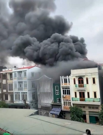 Hà Nội: Cháy ngùn ngụt tại kho chứa hàng ở xã Ninh Hiệp