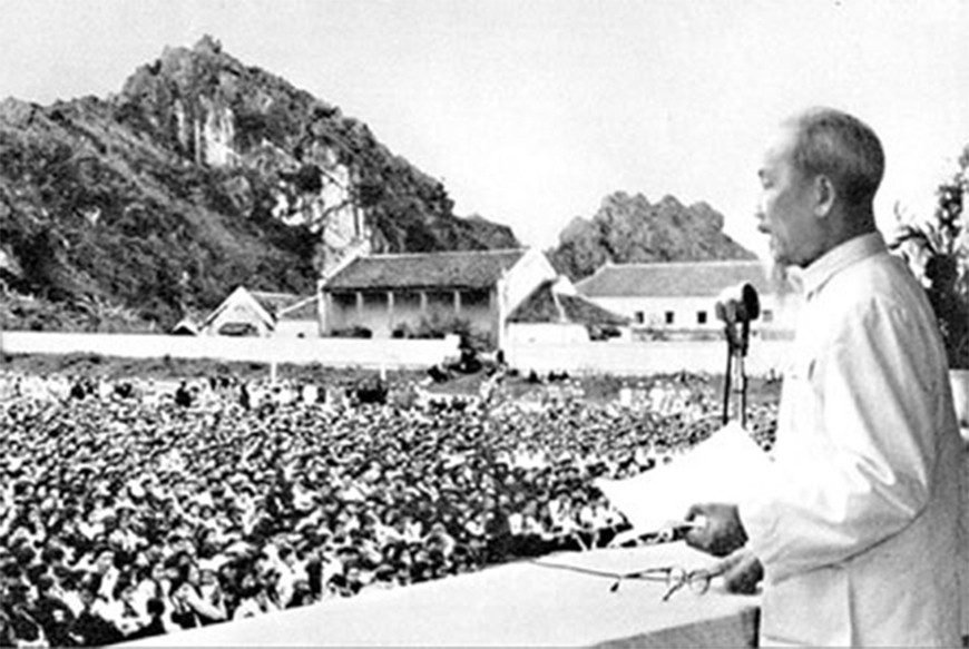 Chủ tịch Hồ Chí Minh nói chuyện với nhân dân các dân tộc tỉnh Lạng Sơn ngày 23-2-1960. Ảnh tư liệu