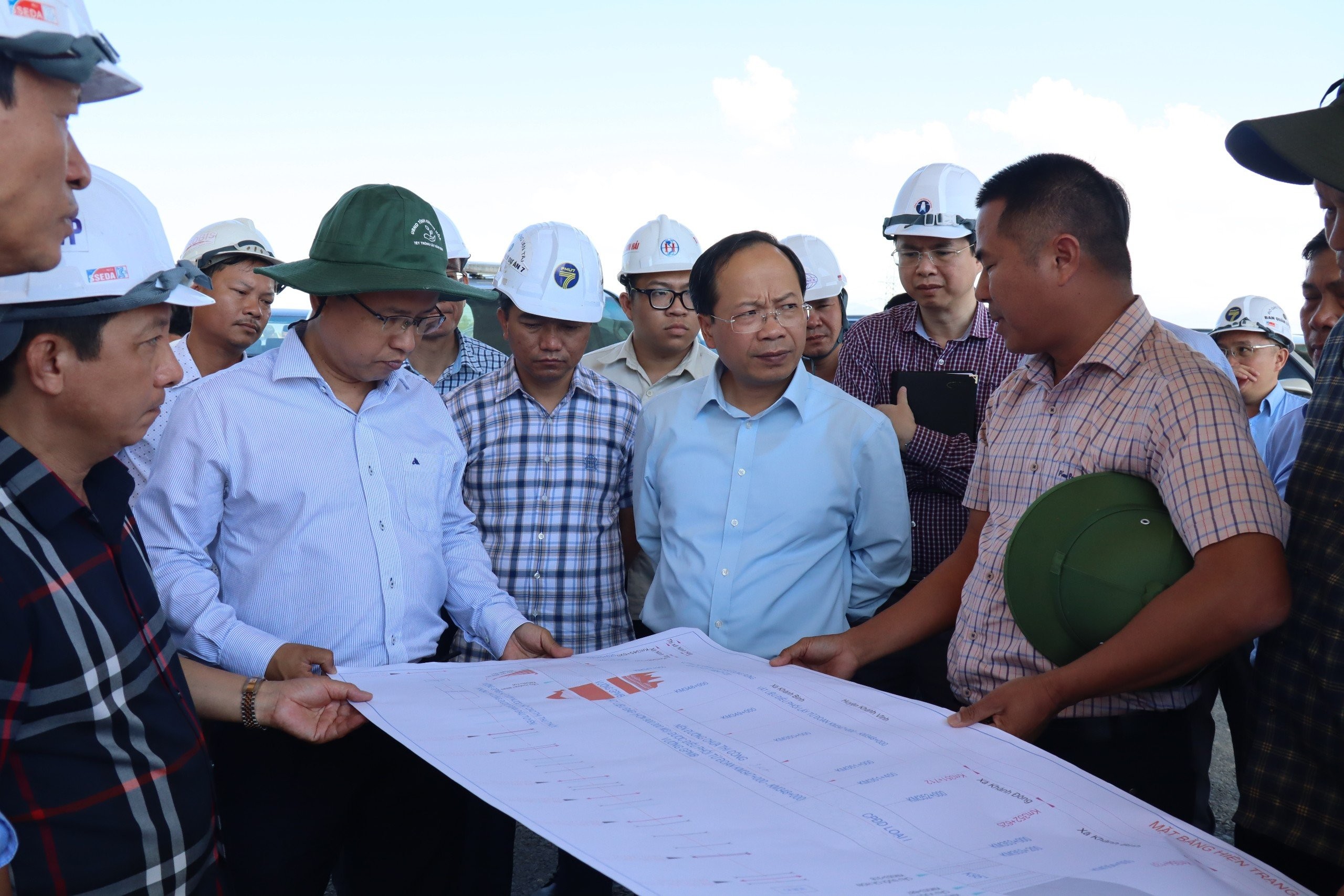 Thứ trưởng Nguyễn Duy Lâm nghe báo cáo các vướng mắc về di dời hạ tầng kỹ thuật. Ảnh: V.K