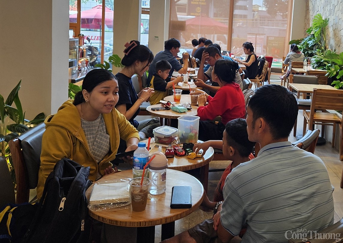 TP. Hồ Chí Minh nắng nóng gần 37 độ C: Trung tâm thương mại, quán cà phê đông khách
