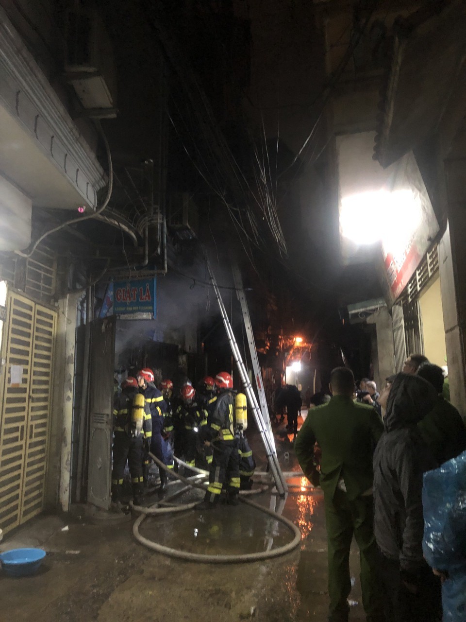 Hà Nội: Cắt “chuồng cọp” giải cứu 3 người trong đám cháy ở quận Hai Bà Trưng