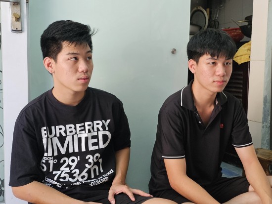 Khánh Hòa: Hai anh em sinh đôi 19 tuổi tình nguyện nhập ngũ