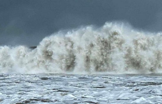 Dự báo thời tiết biển hôm nay 25/2/2024: Gió Đông Bắc mạnh và sóng lớn trên biển