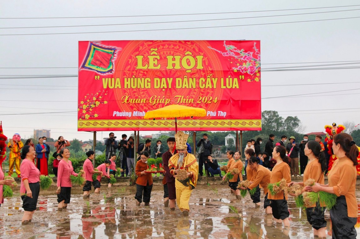 Sôi nổi Lễ hội Vua Hùng dạy dân cấy lúa ở Phú Thọ
