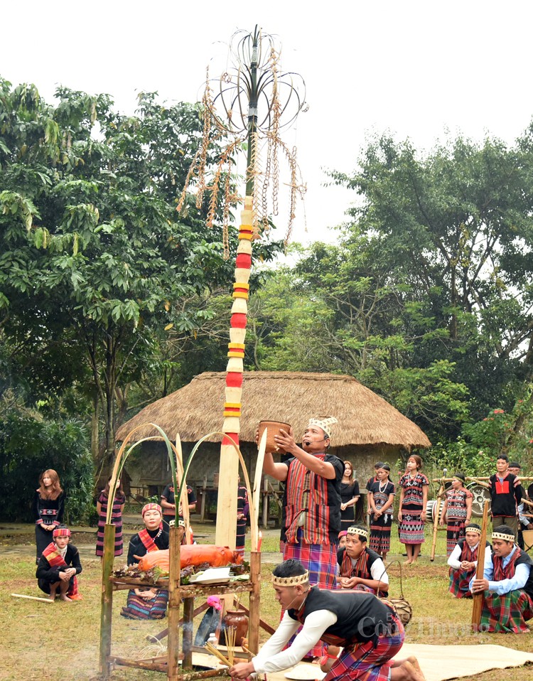 Trải nghiệm Lễ hội trỉa lúa của người Bru - Vân Kiều tại Hà Nội