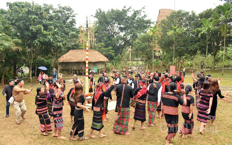 Trải nghiệm Lễ hội trỉa lúa của người Bru - Vân Kiều tại Hà Nội