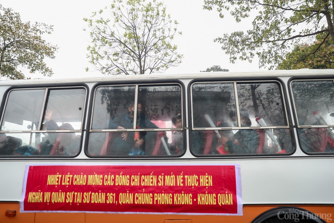 Hà Nội: Thanh niên hăng hái lên đường nhập ngũ