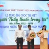 Tác giả Cao Thùy Giang nhận giải Ba cuộc thi viết &quot;Người thầy thuốc trong tôi&quot; lần thứ hai. (Ảnh: PV/Vietnam+)
