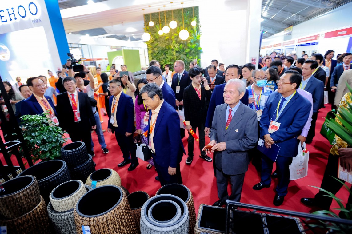 Nhà mua hàng quốc tế thích thú tìm hiểu sản phẩm gỗ Việt tại VIFA EXPO 2024