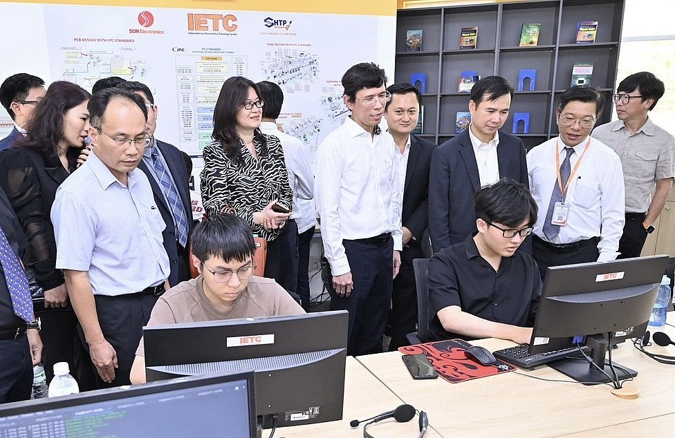 TP. Hồ Chí Minh: Khu Công nghệ cao hợp tác với Siemens đào tạo nhân lực công nghiệp vi mạch bán dẫn