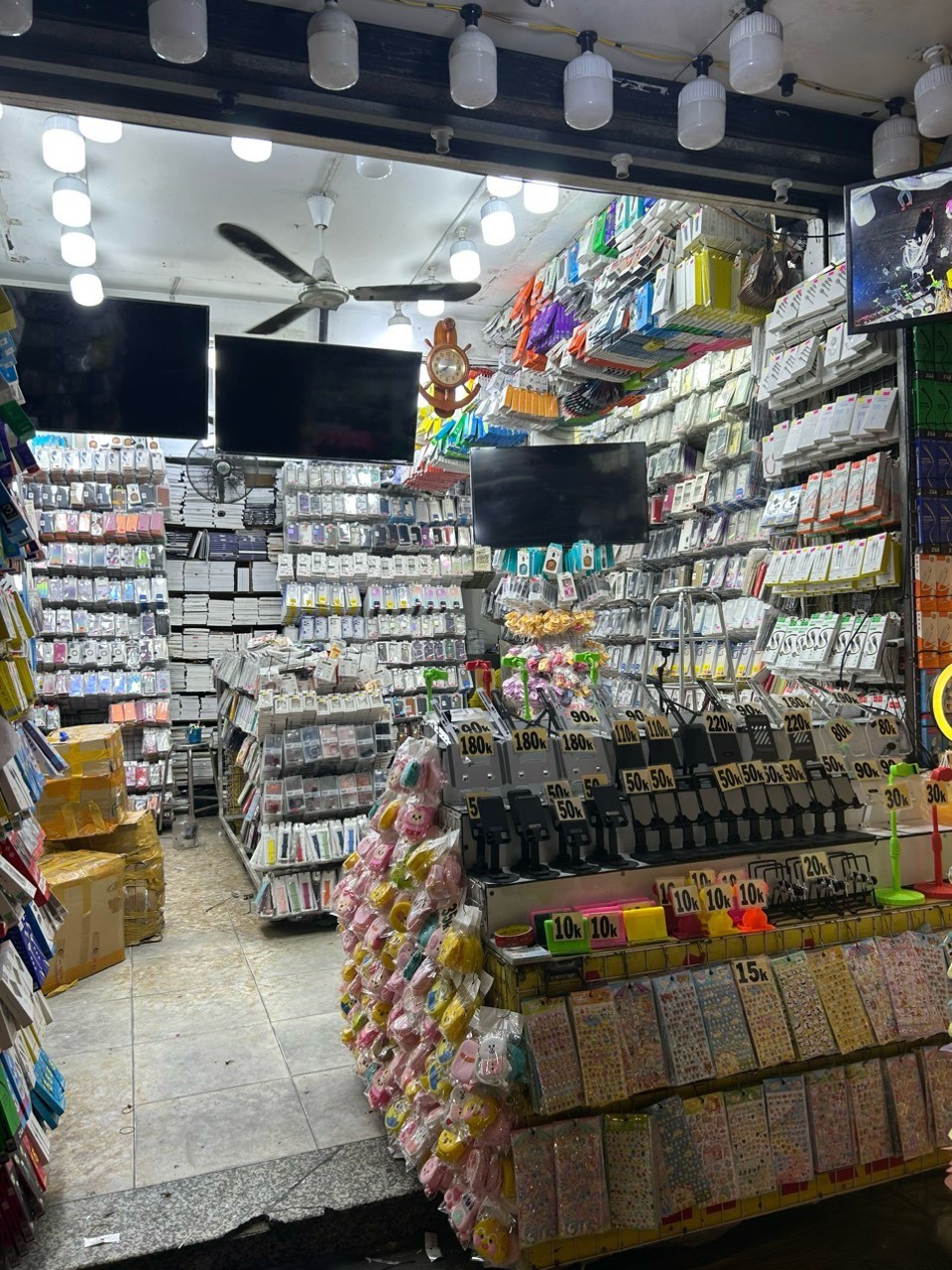 TP. Hồ Chí Minh: Phát hiện nhiều sai phạm tại cửa hàng phụ kiện Phương Anh, Đại Hào